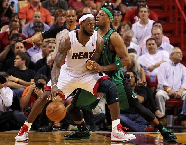 燈下承受著 燈下承受著